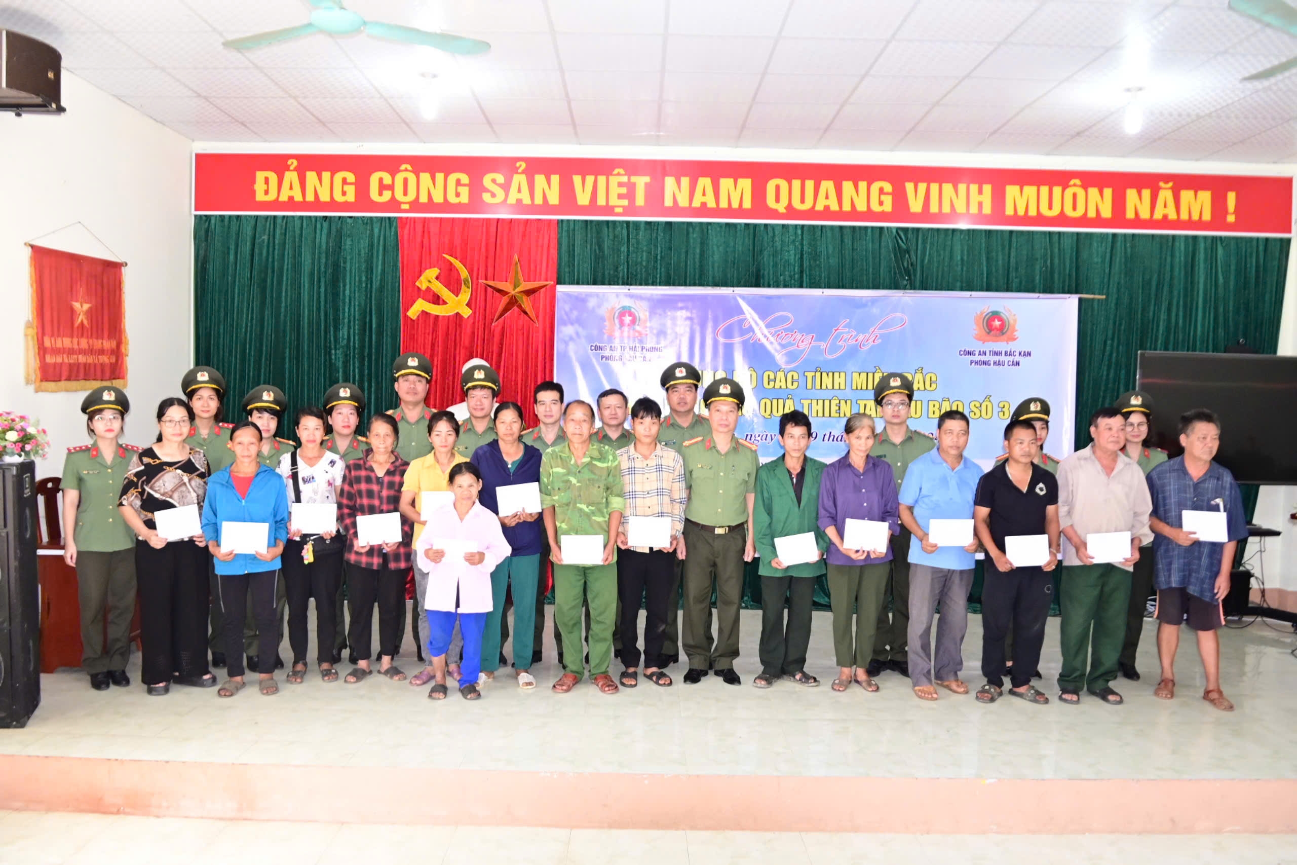 Phòng Hậu cần: Trao quà ủng hộ đồng bào tỉnh Bắc Kạn khắc phục thiệt hại do cơn bão số 3
